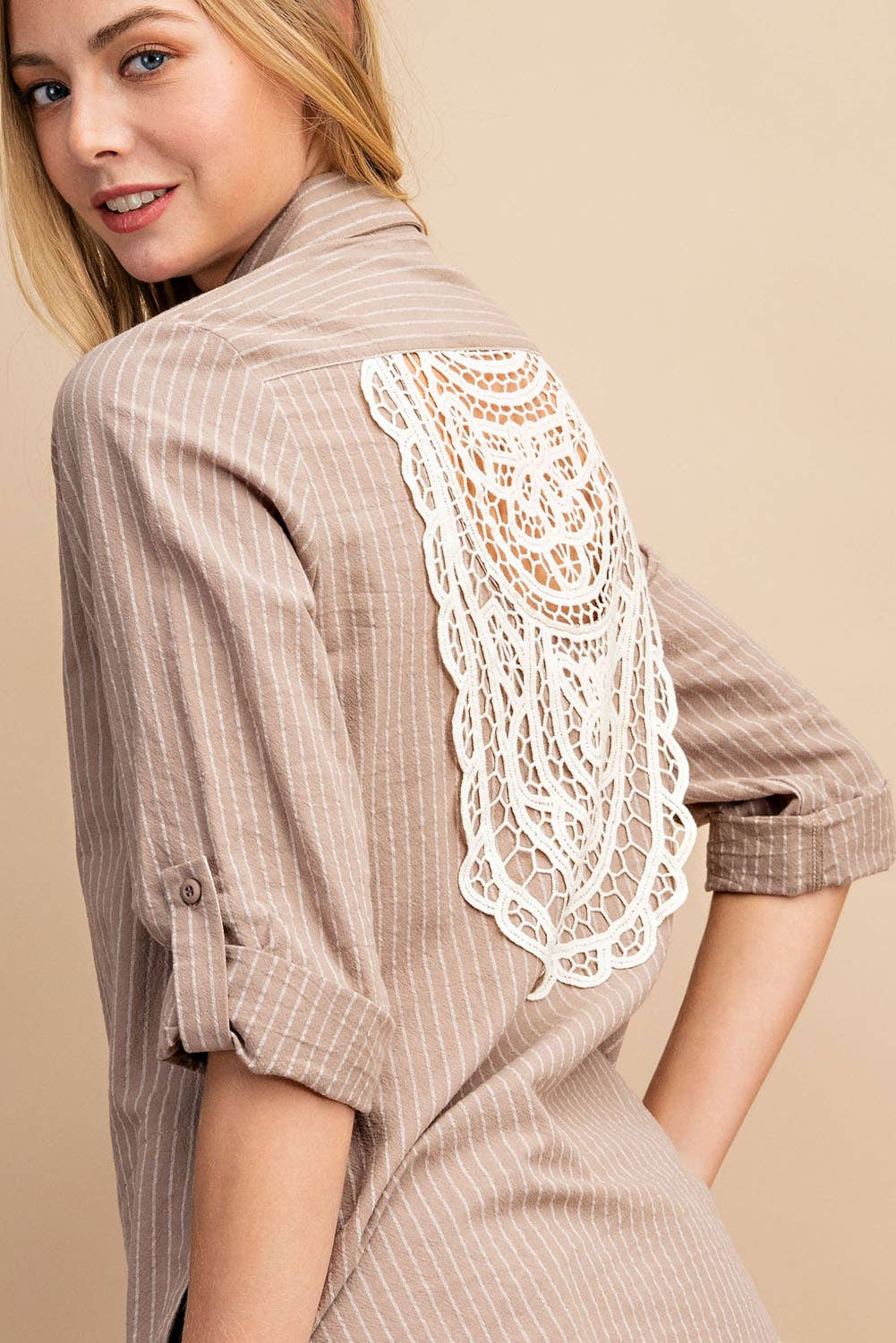 D10955FA - PINSTRIPED BUTTON DOWN SHIRT DRESS: LATTE / L