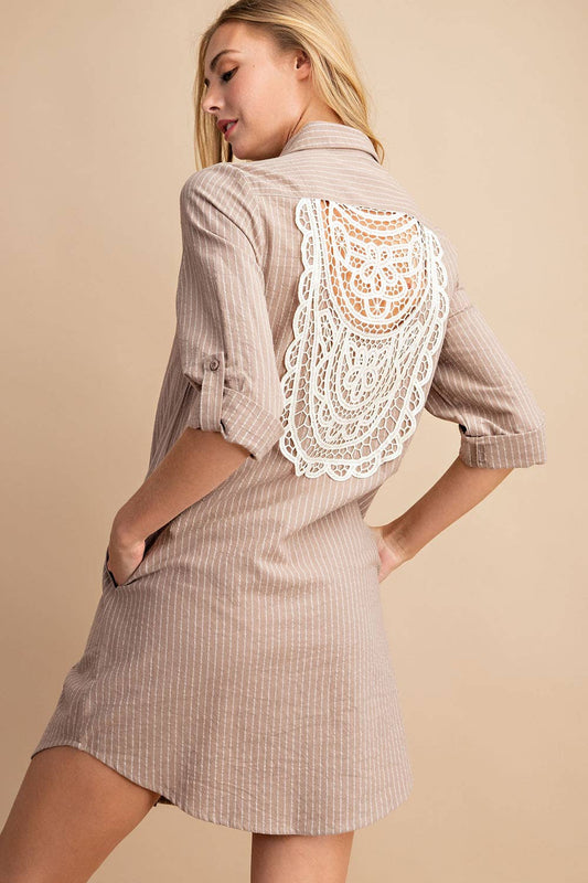 D10955FA - PINSTRIPED BUTTON DOWN SHIRT DRESS: LATTE / S