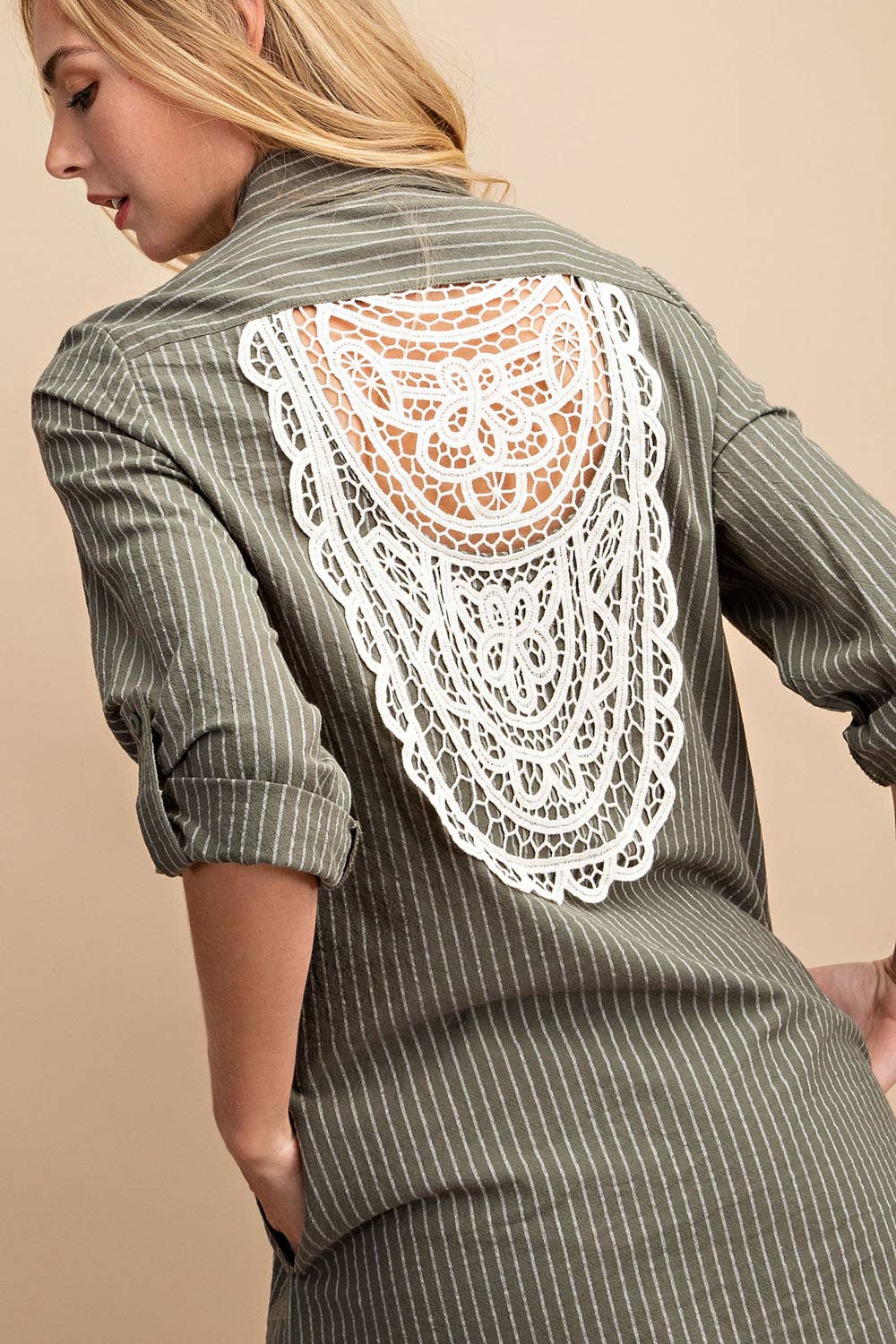 D10955FA - PINSTRIPED BUTTON DOWN SHIRT DRESS: LATTE / L