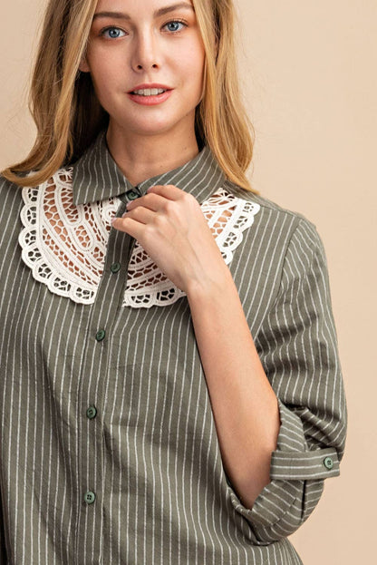 D10955FA - PINSTRIPED BUTTON DOWN SHIRT DRESS: LATTE / M