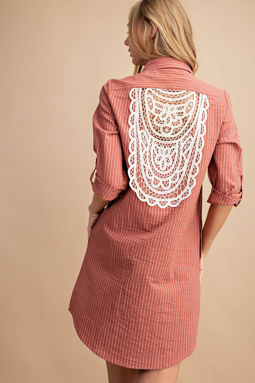 D10955FA - PINSTRIPED BUTTON DOWN SHIRT DRESS: LATTE / L