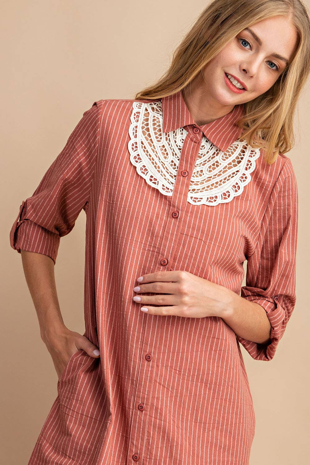 D10955FA - PINSTRIPED BUTTON DOWN SHIRT DRESS: LATTE / L
