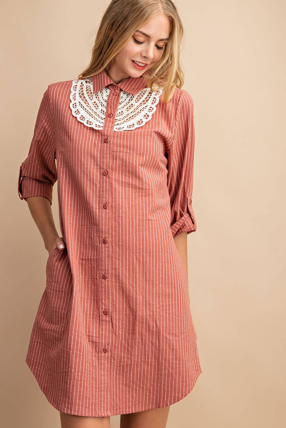 D10955FA - PINSTRIPED BUTTON DOWN SHIRT DRESS: LATTE / M