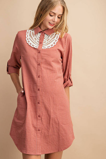 D10955FA - PINSTRIPED BUTTON DOWN SHIRT DRESS: LATTE / M