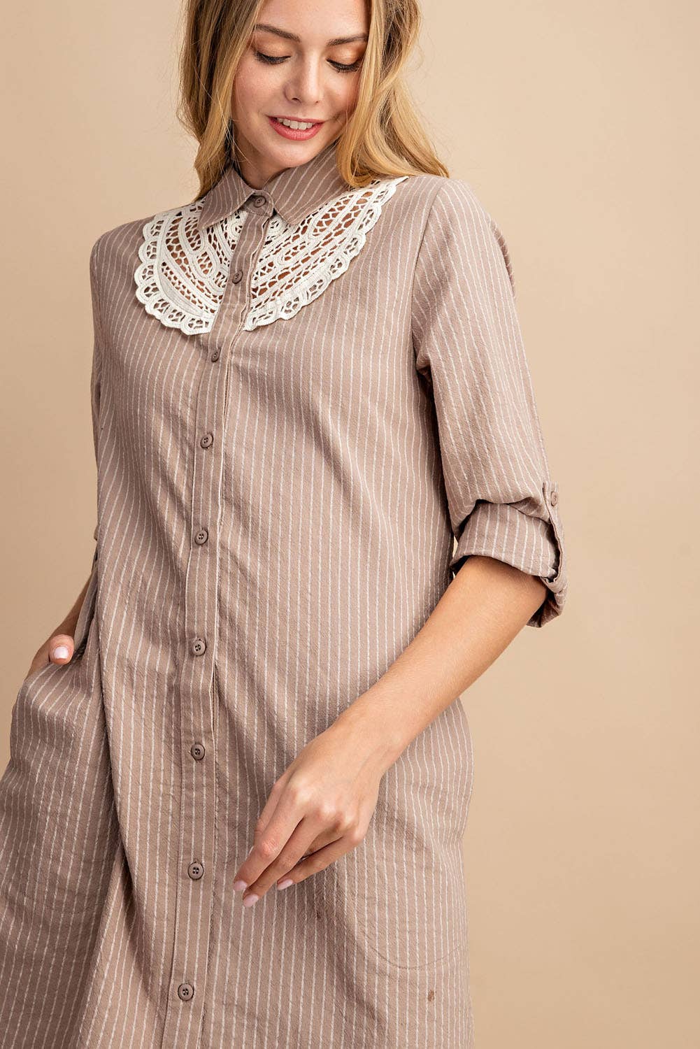 D10955FA - PINSTRIPED BUTTON DOWN SHIRT DRESS: LATTE / S