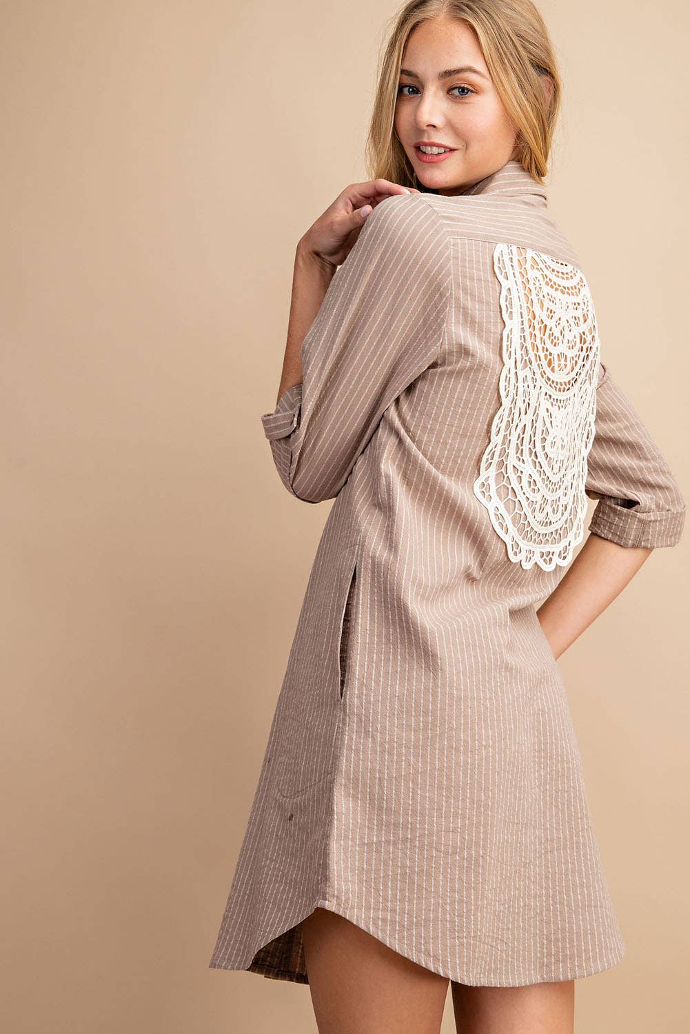 D10955FA - PINSTRIPED BUTTON DOWN SHIRT DRESS: LATTE / M