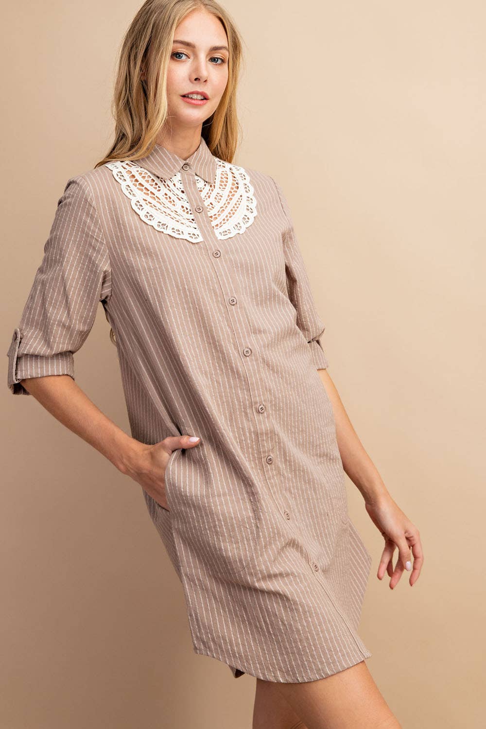 D10955FA - PINSTRIPED BUTTON DOWN SHIRT DRESS: LATTE / S