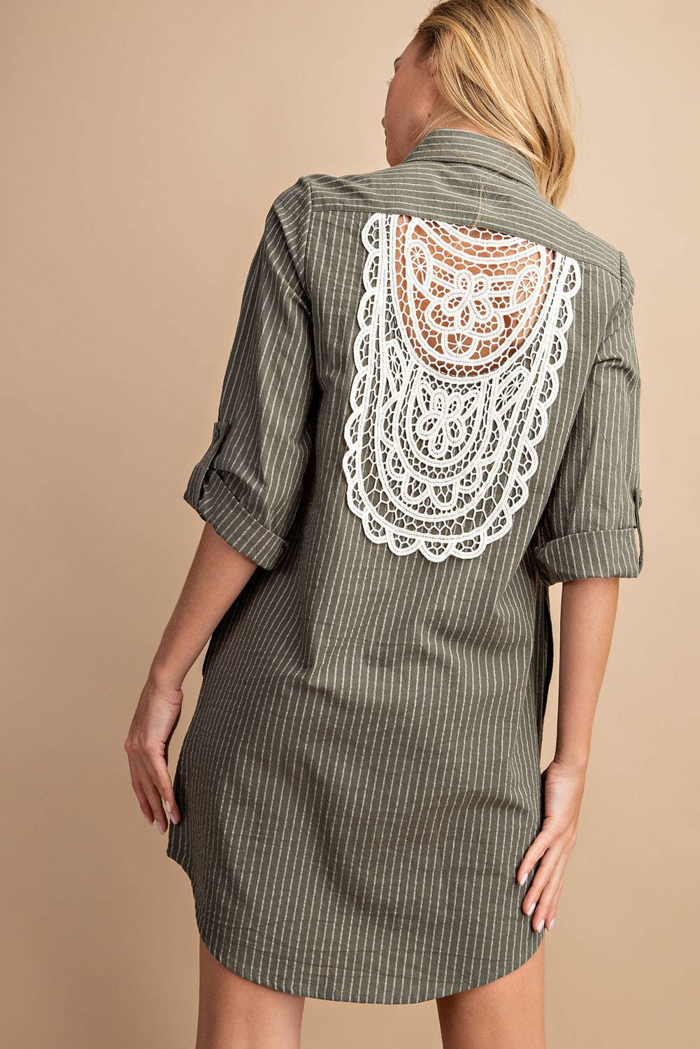 D10955FA - PINSTRIPED BUTTON DOWN SHIRT DRESS: LATTE / L