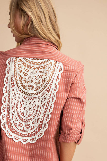 D10955FA - PINSTRIPED BUTTON DOWN SHIRT DRESS: LATTE / L